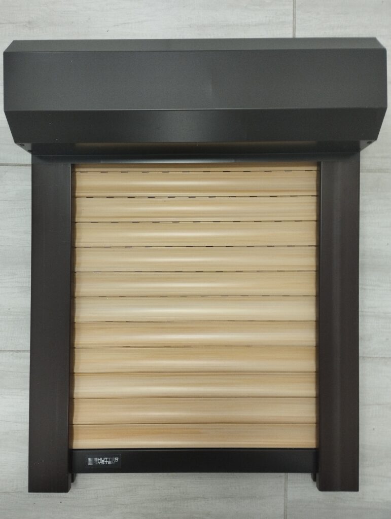 Hagyományos műanyag redőny barna színben